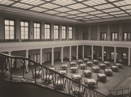 Tische, Stühle im FDJ-Kulturhaus der Jugendhochschule am Bogensee