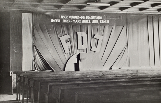 FDJ-Emblem im Saal des Goebbels Waldhofes am Bogensee