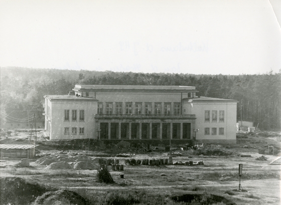 Baustelle vor FDJ-Kulturhaus der Jugendhochschule am Bogensee