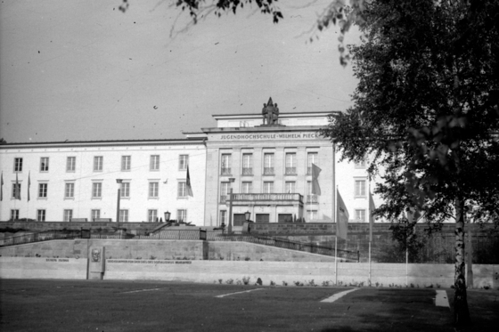 Baum vor Lektionsgebäude der FDJ-Hochschule Wilhelm Pieck am Bogensee