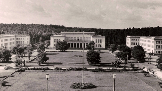 Parkanlage vor Kulturhaus der FDJ-Schule Wilhelm Pieck am Bogensee