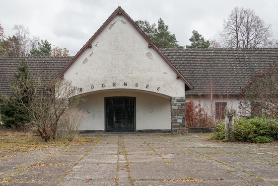 Eingangsbereich des Goebbels Waldhofes am Bogensee, Statue aus DDR-Zeit neben Eingang