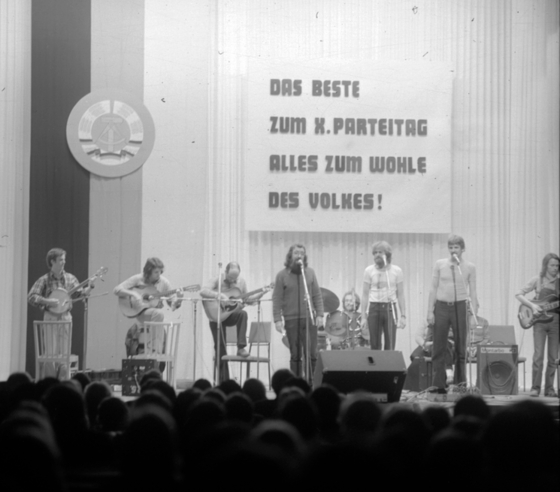 Oktoberklub auf Kulturhausbühne vor Publikum an FDJ-Hochschule beim Bogensee