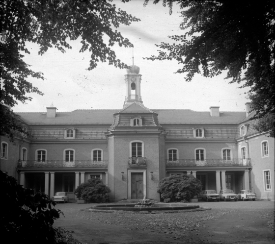 Hof der Außenstelle der FDJ-Jugendhochschule Wilhelm Pieck