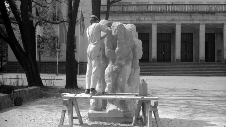 Person vor Marmorskulptur beim Kulturhaus am Bogensee