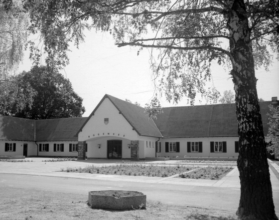 Eingangsbereich des Goebbels Waldhofes am Bogensee zum Ende der DDR