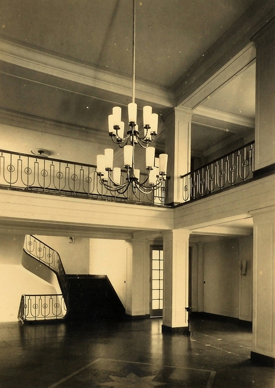 Balustrade, Kronleuchter im Lektionsgebäudefoyer der FDJ-Jugendhochschule am Bogensee