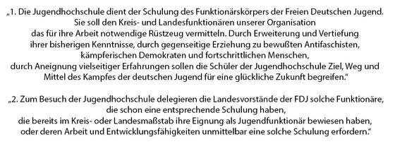 Text: 1. „Die Jugendhochschule dient der Schulung des Funktionärskörpers der Freien Deutschen Jugend. Sie soll den Kreis- und Landesfunktionären unserer Organisation das für ihre Arbeit notwendige Rüstzeug vermitteln. Durch Erweiterung und Vertiefung ihre