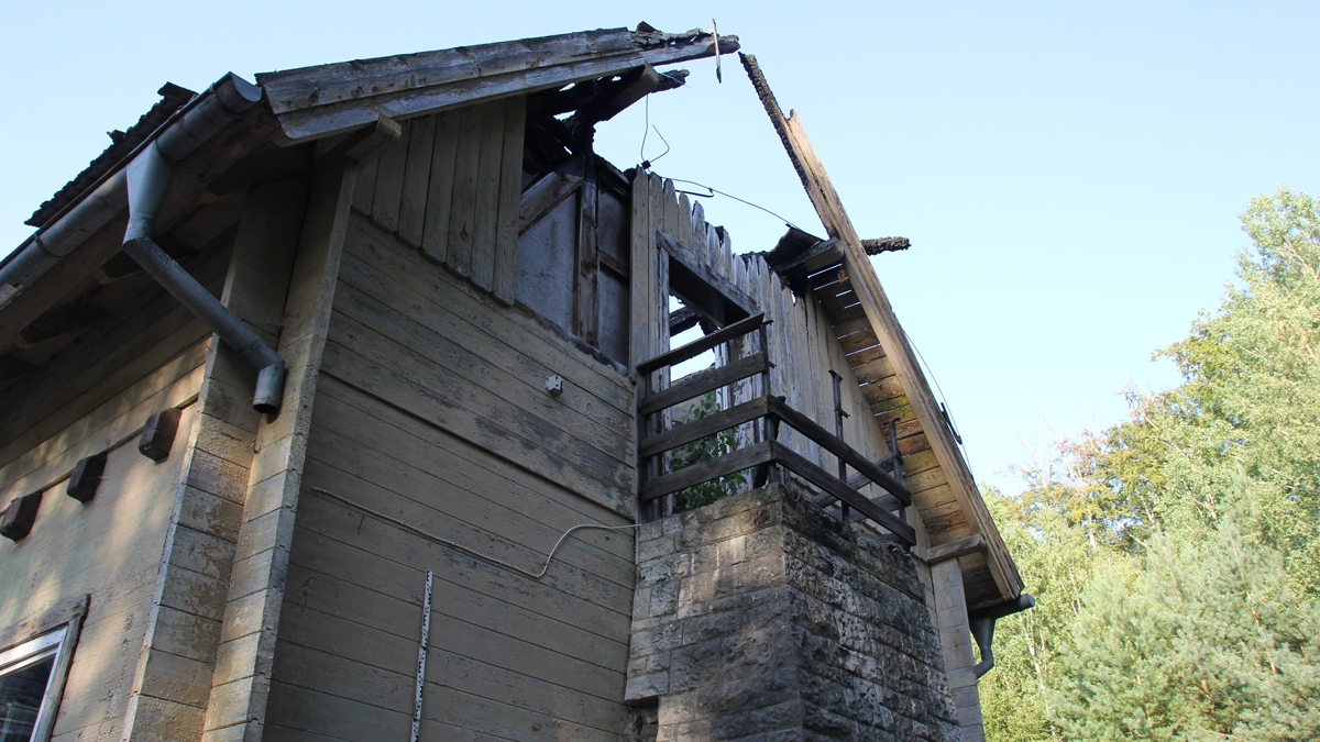 Ausgebrannter Dachstuhl an Blockhaus von NSDAP-Politiker Goebbels