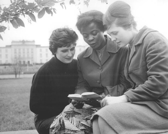 3 Studierende mit Buch, FDJ-Hochschule am Bogensee in der DDR