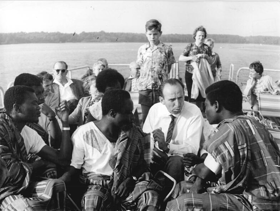 Ghanaische Studierende der FDJ-Schule am Bogensee mit Sekretär der Deutsch-Afrikanischen Gesellschaft der DDR