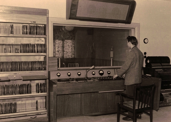 Student beim Radio Bogensee in der FDJ-Jugendhochschule Wilhelm Pieck