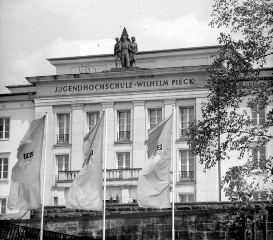 3 FDJ-Fahnen vor Eingang des Lektionsgebäudes der Jugendhochschule am Bogensee