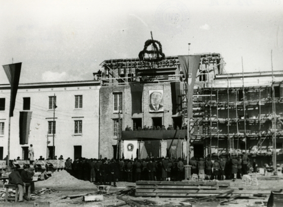 Richtkranz, Baugerüst, DDR- und FDJ-Fahnen, Portrait Wilhelm Pieck beim Lektionsgebäude am Bogensee