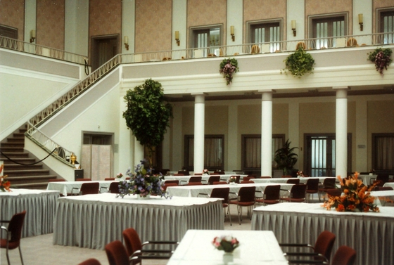 Gedeckte Tische und Balustrade im FDJ-Kulturhaus am Bogensee