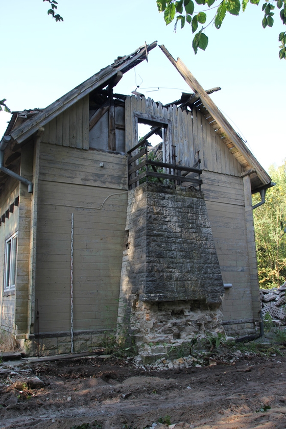 Beschädigter Schornstein des Blockhauses von Nationalsozialist Goebbels am Bogensee