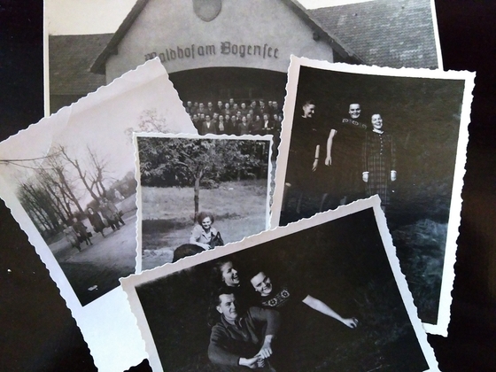 Stapel an Fotographien zur Jugendhochschule am Bogensee