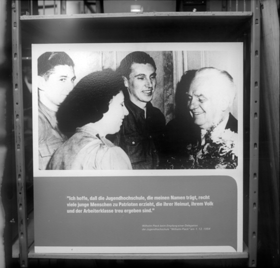 Fototafel in Regal der FDJ-Jugendhochschule am Bogensee