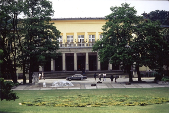 Parkanlage vor Kulturhaus der FDJ-Schule Wilhelm Pieck am Bogensee